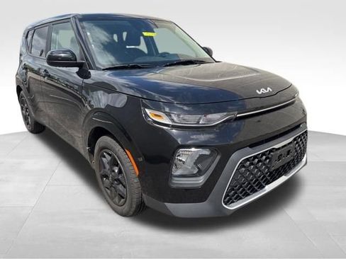 Certified 2022 Kia Soul S FWD image 1