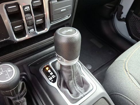 Used 2024 Jeep Wrangler Unlimited w/ Convenience Group AWD/4WD image 18