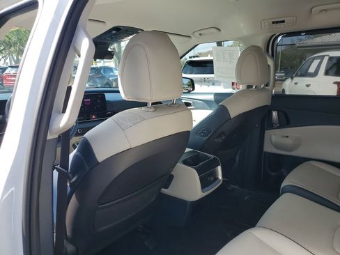 Used 2025 Kia Carnival EX image 10