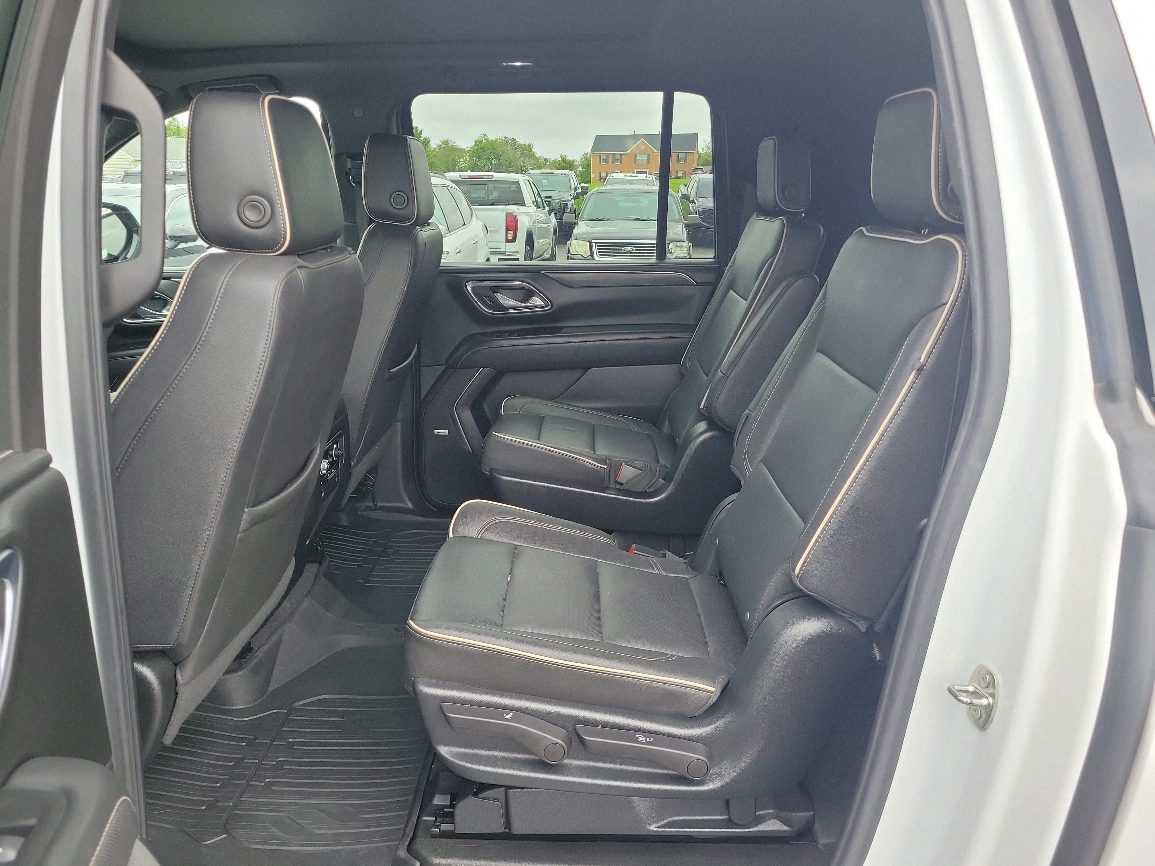 Used 2023 GMC Yukon XL SLT w/ SLT Premium Package AWD/4WD image 12