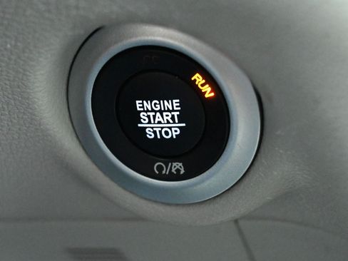 Used 2024 Chrysler Pacifica Touring-L FWD image 11