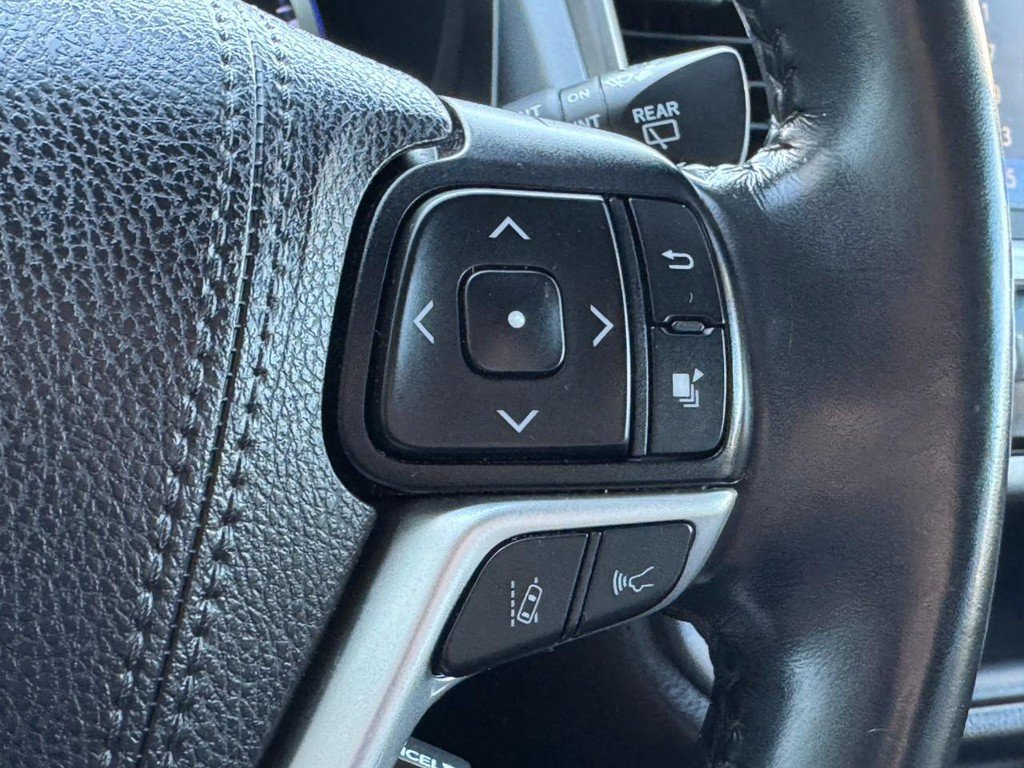 Used 2019 Toyota Highlander SE w/ Nightshade Edition AWD/4WD image 21