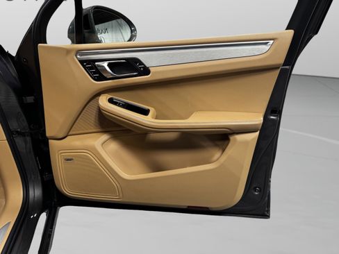 Used 2016 Porsche Macan Turbo image 21