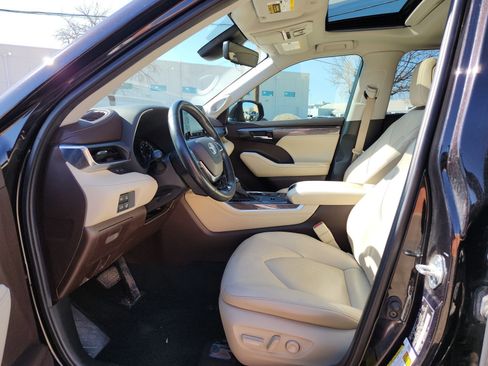 Used 2021 Toyota Highlander Limited image 16