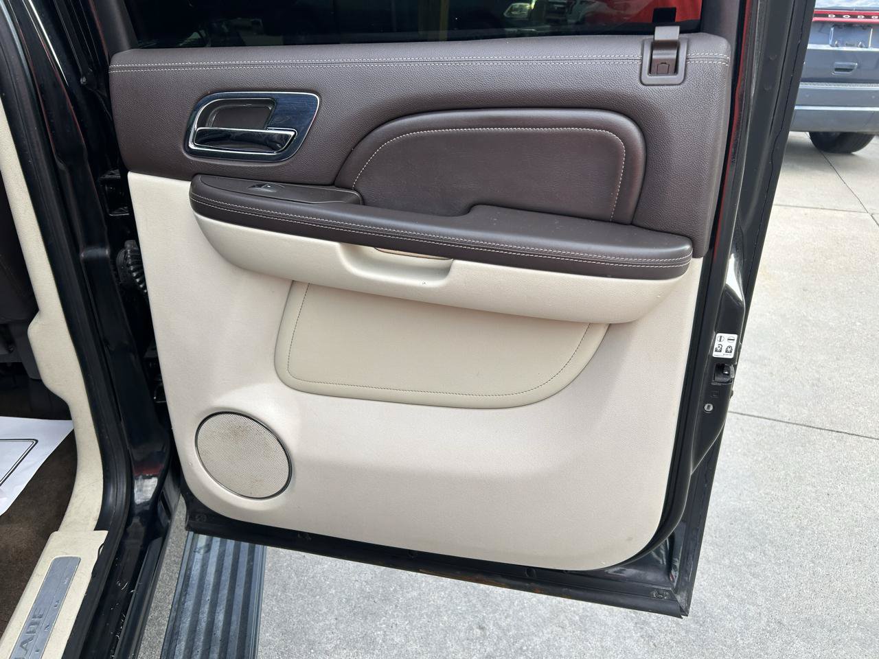 Used 2011 Cadillac Escalade ESV Platinum AWD/4WD image 16