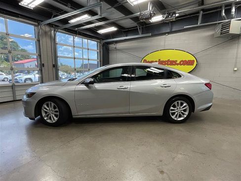 Used 2017 Chevrolet Malibu LT FWD image 2