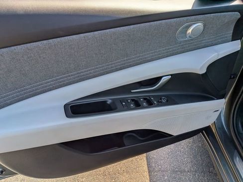 Used 2025 Hyundai Elantra Limited image 8