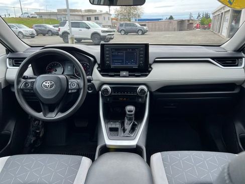 Used 2022 Toyota RAV4 XLE w/ Convenience Package FWD image 11