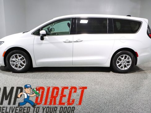 Used 2023 Chrysler Pacifica Touring-L FWD image 10