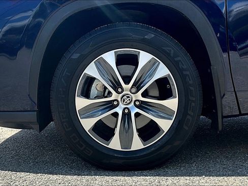 Used 2023 Toyota Highlander XLE AWD/4WD image 8