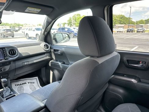 Used 2022 Toyota Tacoma TRD Off-Road AWD/4WD image 11