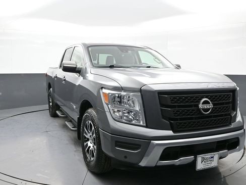 Used 2024 Nissan Titan SV w/ SV Convenience Package image 3