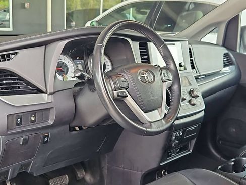 Used 2017 Toyota Sienna SE Premium FWD image 11
