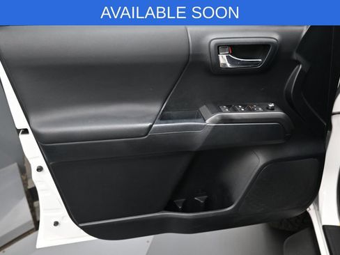 Used 2016 Toyota Tacoma TRD Off-Road w/ Premium & Technology Package AWD/4WD image 10