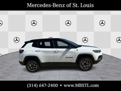 Used 2024 Jeep Compass Trailhawk AWD/4WD image 2