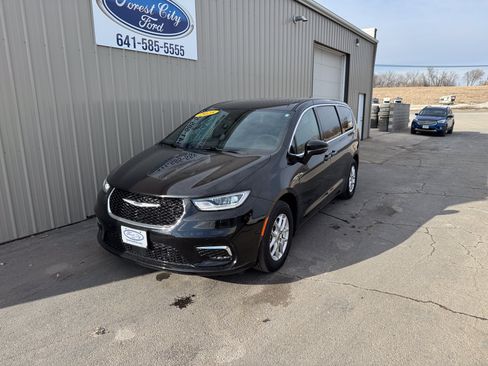 Used 2025 Chrysler Pacifica Select FWD image 2