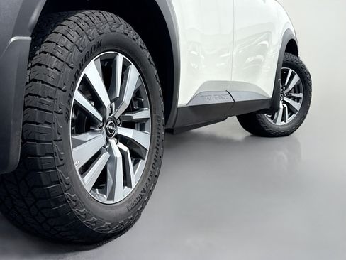 Used 2024 Nissan Pathfinder SL AWD/4WD image 17