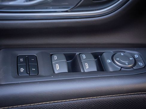 Used 2024 GMC Yukon XL SLT image 14