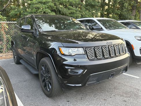 Used 2022 Jeep Grand Cherokee Laredo X AWD/4WD image 3
