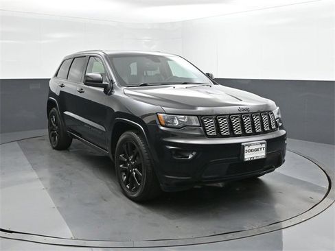 Used 2018 Jeep Grand Cherokee Altitude image 22