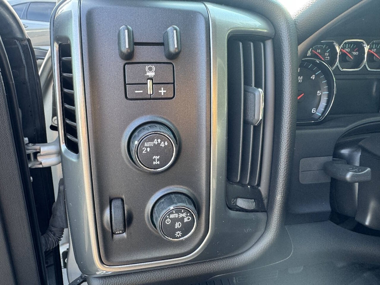 Used 2017 Chevrolet Silverado 1500 LT w/ All Star Edition AWD/4WD image 10