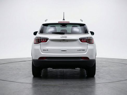 Used 2025 Jeep Compass Latitude AWD/4WD image 7