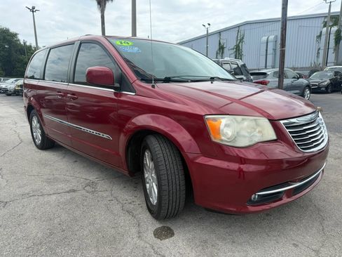 Used 2014 Chrysler Town & Country Touring FWD image 3