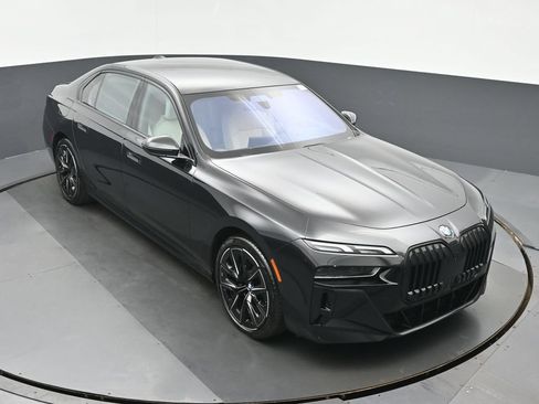 Used 2023 BMW 760i xDrive w/ Luxury Rear Seating Package AWD/4WD image 13