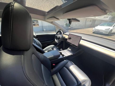 Used 2021 Tesla Model Y Long Range image 25