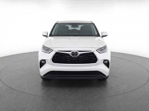 Used 2023 Toyota Highlander LE image 2