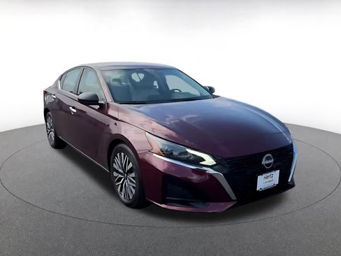 Used 2025 Nissan Altima 2.5 SV FWD image 3