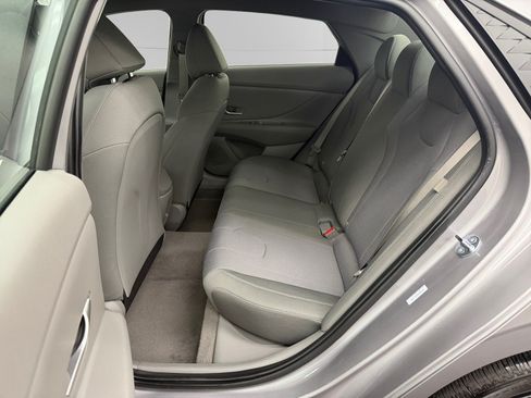 Used 2025 Hyundai Elantra SE FWD image 13