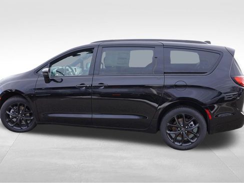 New 2026 Chrysler Pacifica Limited w/ S Appearance Package AWD/4WD image 7