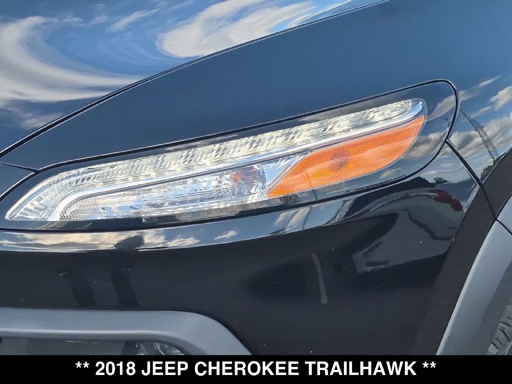 Used 2018 Jeep Cherokee Trailhawk AWD/4WD image 17