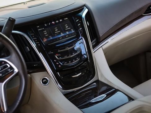Used 2017 Cadillac Escalade Luxury AWD/4WD image 28