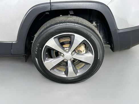 Used 2019 Jeep Cherokee Limited FWD image 8