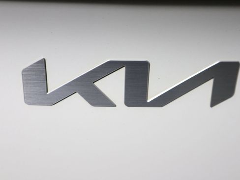 Used 2023 Kia Sportage LX image 9