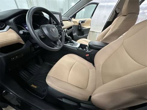 Used 2021 Toyota RAV4 LE image 13