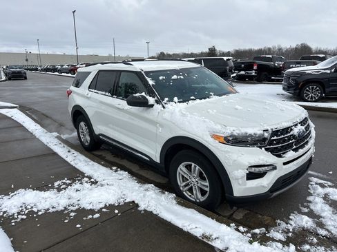Used 2022 Ford Explorer XLT w/ Equipment Group 202A image 3