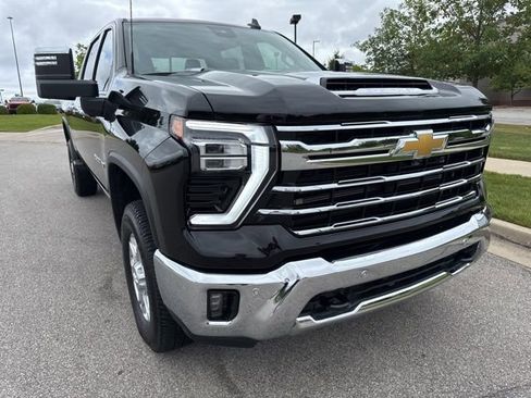 Used 2025 Chevrolet Silverado 2500 LTZ w/ LTZ Plus Package image 3