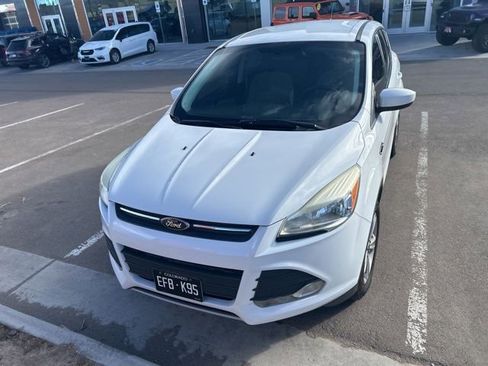 Used 2015 Ford Escape SE image 2