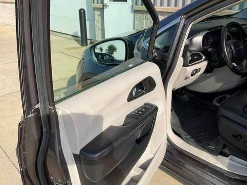 Used 2020 Chrysler Pacifica Touring-L Plus image 7