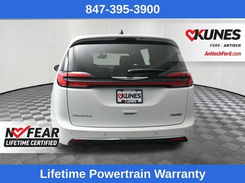 Used 2024 Chrysler Pacifica Touring-L FWD image 8