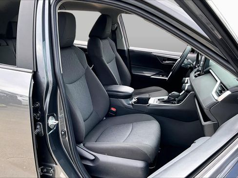 Used 2022 Toyota RAV4 XLE AWD/4WD image 8