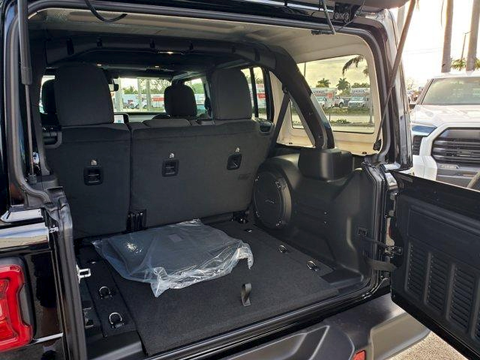New 2026 Jeep Wrangler Unlimited Sahara w/ Technology Group AWD/4WD image 5