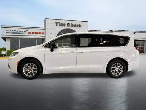 Used 2024 Chrysler Pacifica Touring-L image 2