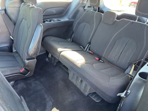 Used 2020 Chrysler Pacifica Touring w/ S Appearance Package image 12