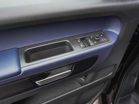 Used 2025 Volkswagen ID. Buzz Pro S RWD image 9