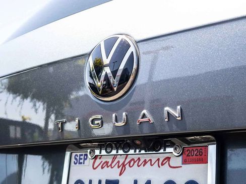 Used 2022 Volkswagen Tiguan SE w/ Panoramic Sunroof Package AWD/4WD image 12