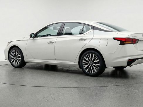 Used 2025 Nissan Altima 2.5 SV FWD image 6